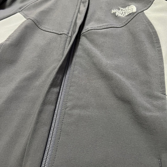 The North Face Women’s Two-Tone Purple Fleece-Lined Jacket - Picture 4 of 9